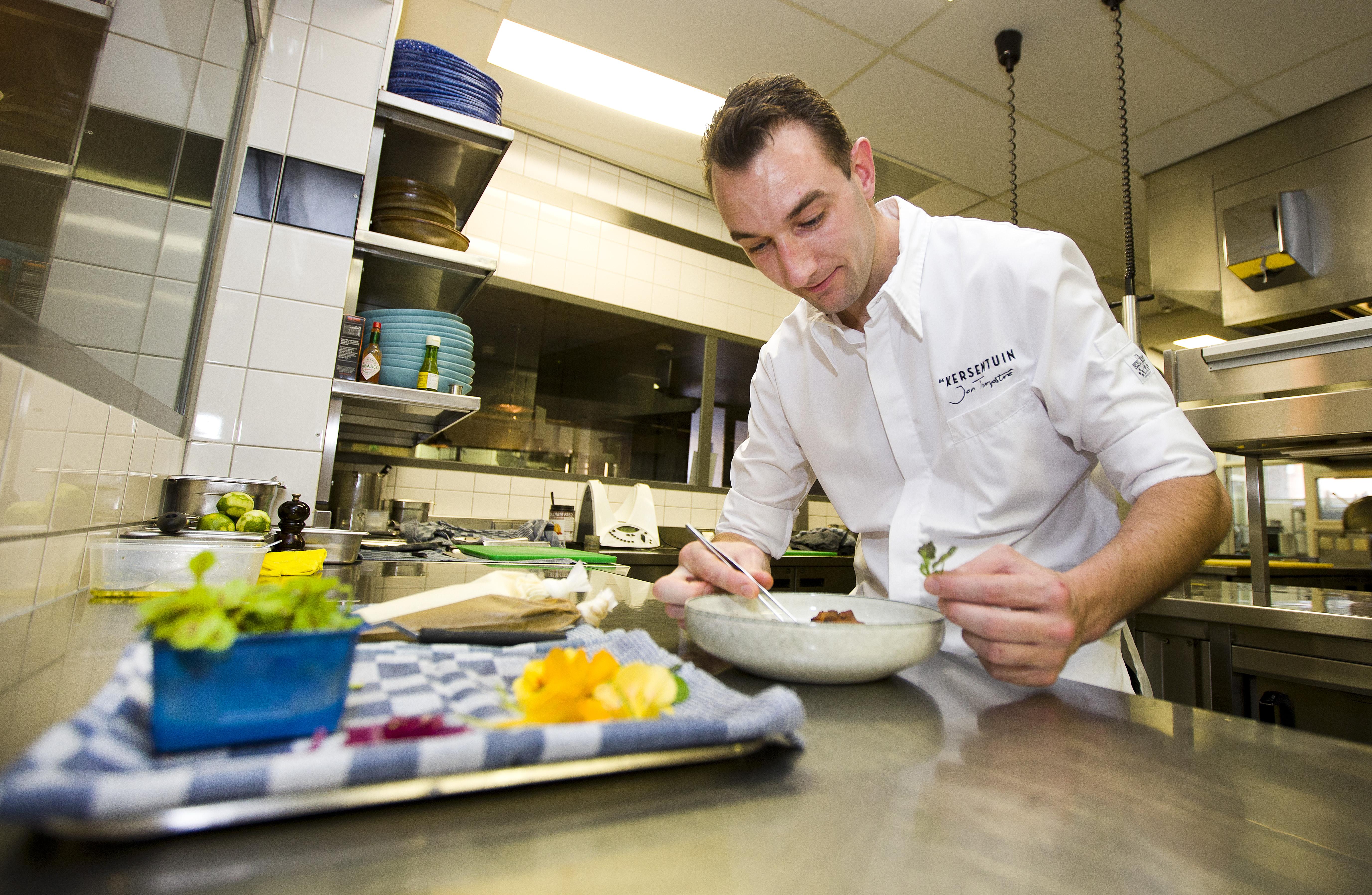 Bilderberg Garden Hotel Ámsterdam Exterior foto A chef preparing a meal