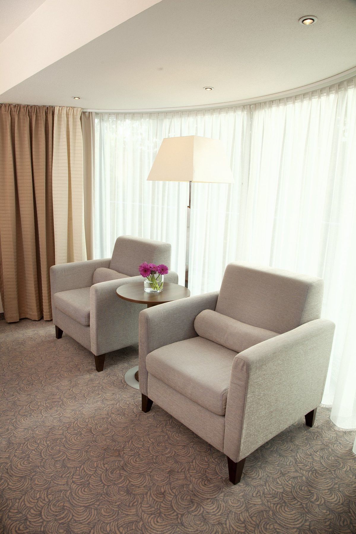 Bilderberg Garden Hotel Ámsterdam Habitación foto A seating area in a hotel room