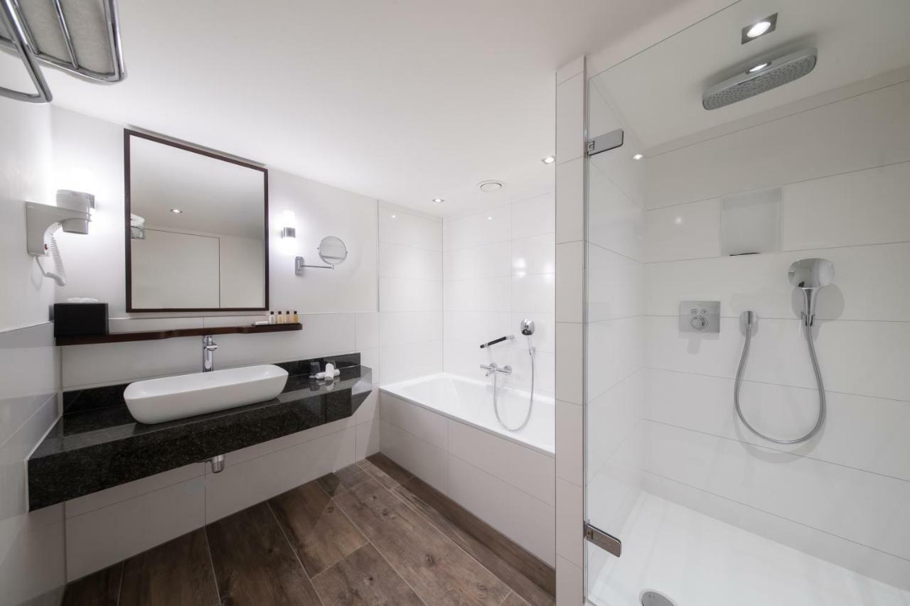 Bilderberg Garden Hotel Ámsterdam Exterior foto Bathroom with shower and bath
